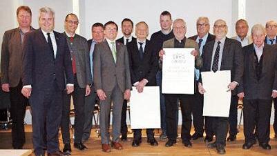 Den Goldenen Meisterbrief gab es für diese Altmeister. Foto: Alfred Thereth