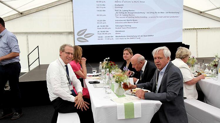 Bürgermeister Gerhard Hacker mit Seniorchef Josef Breun und Proessor Ludwig Narziss Foto: Richard Sänger
