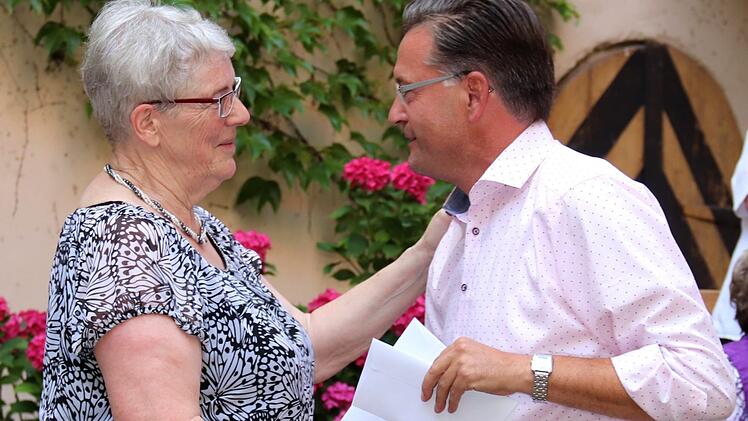 Bürgermeister Karsten Fischkal verabschiedet Brenner mit einem Geschenk. Foto: Johanna Blum