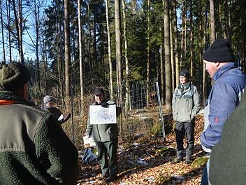 Abteilungsleiter Forsten am AELF, Gerhard Lutz, zeigt eine Karte, in der die Verjüngungsflächen markiert und die Aufnahmeflächen zur Verjüngungsinventur aufgezeigt sind. Rechts der Kronacher Revierleiter Christoph Maar.Karl-Heinz Hofmann