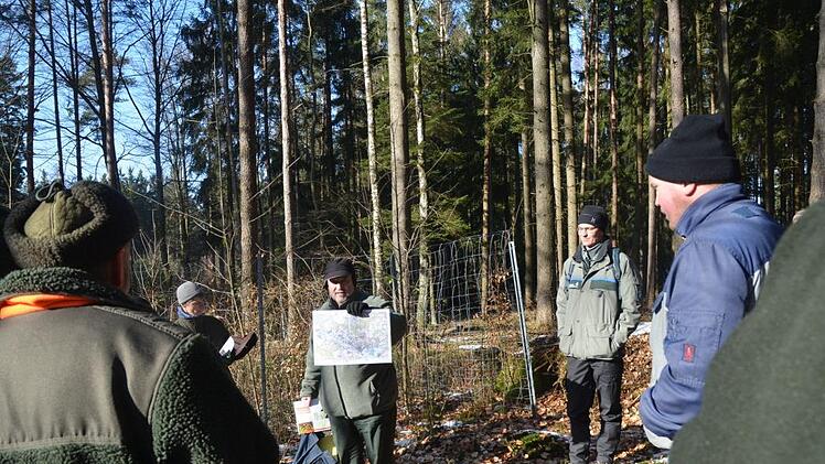 Abteilungsleiter Forsten am AELF, Gerhard Lutz, zeigt eine Karte, in der die Verjüngungsflächen markiert und die Aufnahmeflächen zur Verjüngungsinventur aufgezeigt sind. Rechts der Kronacher Revierleiter Christoph Maar.Karl-Heinz Hofmann