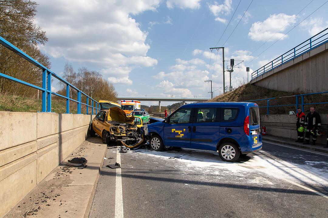 Schwerer Unfall bei Coburg: Zwei Schwerverletzte nach Crash auf B303