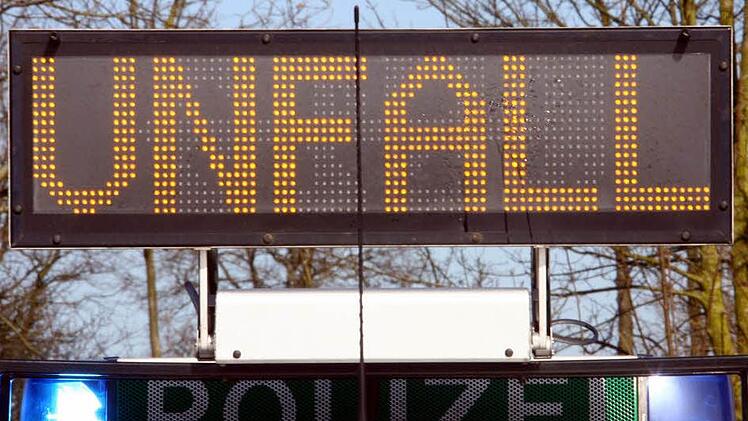 Wenn  ein Asylbewerber einen Unfall verursacht, bleibt oft die Frage der Schadensregulierung ungeklärt.   Symbolbild: dpa/Archiv
