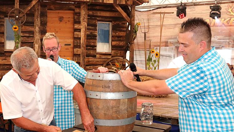 Anstich mit Bürgermeister Ludwig Nagel, Andy und Markus Weiß (v. l.)   Foto: Johanna Blum