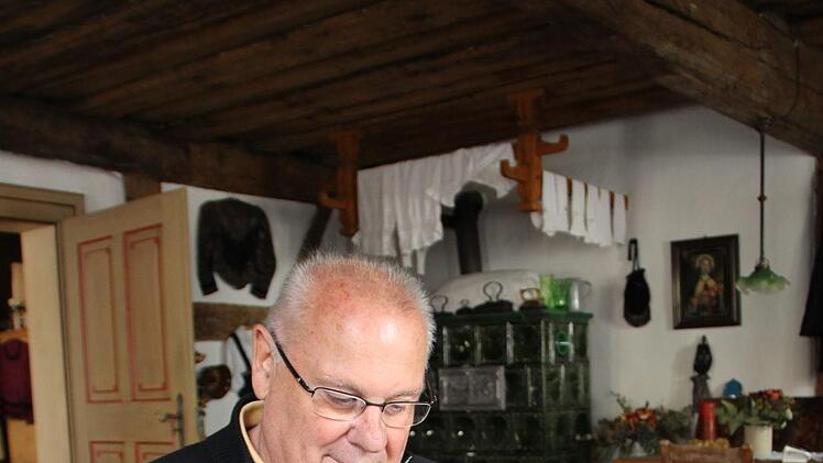 Rolf Bayer hat einige Unterlagen zu den einzelnen Zust&auml;nden seines Hauses, Foto: Mirjam Stumpf