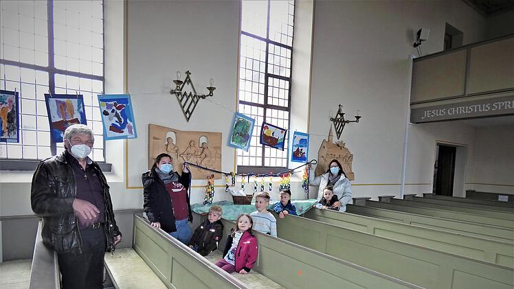 Einige Kinder mit ihren "Gemälden" zur Arche-Noah-Ausstellung in der Christuskirche. Mit im Bild Erzieherin Hanna Leimenstoll und Pfarrer Stefan Schleicher, der sich über die Aktion der Kita "Abenteuerland" freute.