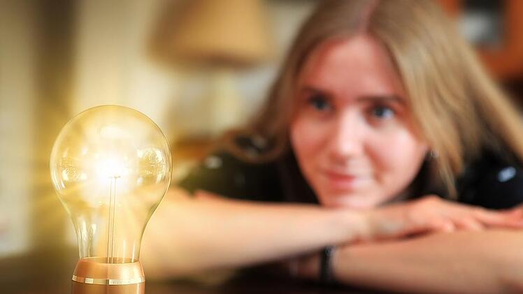 Als Preise bekam Katharina Müggenburg 500 Euro für Hard- und Software, eine Urkunde und eine besondere Glühbirne: Sie schwebt kontaktlos über ihrem Sockel und leuchtet hell.