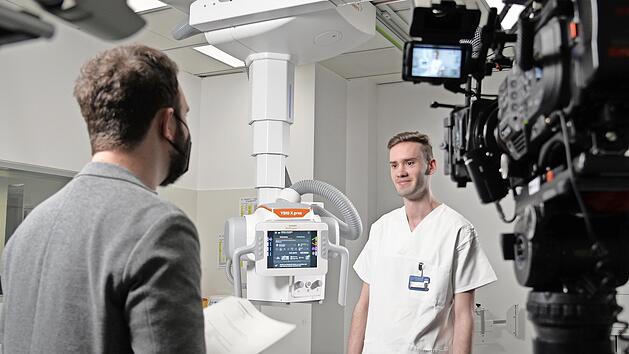 Florian N&uuml;tzel, medizinisch-technischer Radiologieassistent am Klinikum Forchheim &ndash; Fr&auml;nkische Schweiz, erkl&auml;rt, wie sich der Untersuchungsablauf mit dem R&ouml;ntgensystem &bdquo;YSIO X.pree&ldquo; ge&auml;ndert hat.