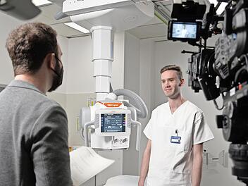 Florian Nützel, medizinisch-technischer Radiologieassistent am Klinikum Forchheim – Fränkische Schweiz, erklärt, wie sich der Untersuchungsablauf mit dem Röntgensystem „YSIO X.pree“ geändert hat.