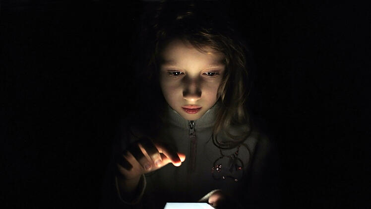 Kind, Smartphone, nachts