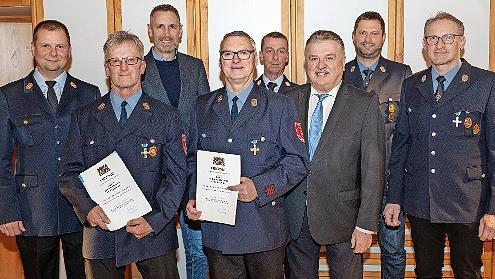 Ehrungen beider Feuerwehr Berndorf (von links): Kreisbrandrat Thomas Hoffmann, Reinhold Bock, B&uuml;rgermeister Martin Bernreuther, R&uuml;diger Pietsch, Kreisbrandmeister J&ouml;rg Schneider, Landrat Klaus Peter S&ouml;llner, Kommandant Christian Schwarz und Vorsit...