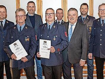 Ehrungen beider Feuerwehr Berndorf (von links): Kreisbrandrat Thomas Hoffmann, Reinhold Bock, Bürgermeister Martin Bernreuther, Rüdiger Pietsch, Kreisbrandmeister Jörg Schneider, Landrat Klaus Peter Söllner, Kommandant Christian Schwarz und Vorsit...