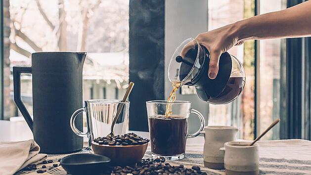 Eine Tasse Kaffee täglich: So kann das Heißgetränk die Gesundheit fördern.