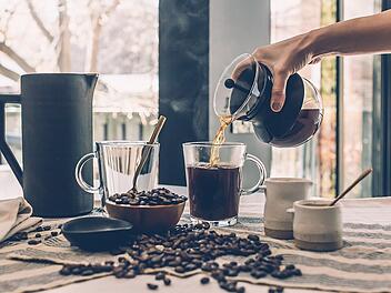 Eine Tasse Kaffee täglich: So kann das Heißgetränk die Gesundheit fördern.