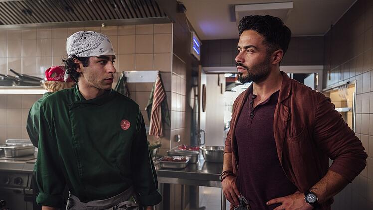 Tayfun Can (Aram Arami, rechts) arbeitet seit seinem Ausstieg bei der Polizei als Sozialarbeiter und Bew&auml;hrungshelfer f&uuml;r straff&auml;llige Jugendliche. Auch sein kleiner Bruder Momo (Doguhan Kabadayi) ist vorbestraft. Nun wird er des Mordes verd&auml;chtigt.