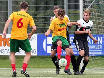 Andre Karmann (rechts), Andre Schmitt (fast verdeckt) und ihre Sander Mannschaftskameraden haben sich zu Hause gegen den TSV Kleinrinderfeld einen Dreier fest vorgenommen.