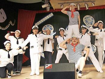 Gelungene Darbietung: Die Showtanzgruppe "Die Kohlis" stach mit ihren Gästen auf der "MS Säraspo" in See. Fotos: Alexandra Kemnitzer