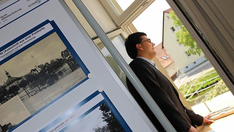 Jonas Merzbacher braucht nur aus dem Fenster des sanierten Alten Rathauses zu blicken und schon hat er erfolgreiche Maßnahmen der Städtebauförderuing, wie sie die Ausstellung thematisiert, genau vor Augen. Foto: Anette Schreiber