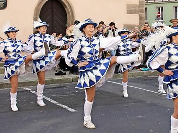 Die Elferratsgarde tanzte bei der Karnevals-Eröffnung auf dem Marktplatz.  Fotos: Dieter Britz