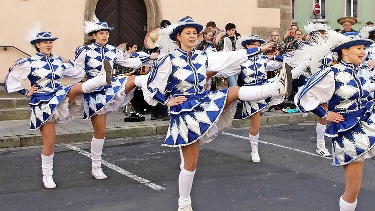 Die Elferratsgarde tanzte bei der Karnevals-Eröffnung auf dem Marktplatz.  Fotos: Dieter Britz