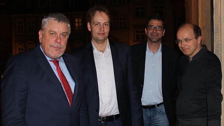 Oberbürgermeister Norbert Temmser (links), Intendant Bodo Busse (2. von rechts) und Generalmusikdirektor Roland Kluttig (rechts) begrüßten Fritz Frömming, den designierten neuen kaufmännischen Direktor des Landestheaters Coburg.Foto: Jochen Berger