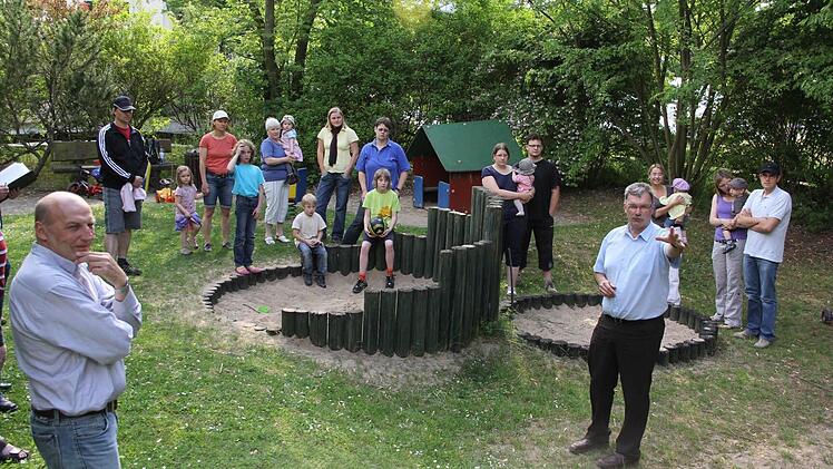 Bereits im Mai 2011, als diese Archivaufnahe entstand, war der Spielplatz Thema für den Bauausschuss. Nun soll er vergrößert und mit neuen Geräten als "Generationenspielplatz" konstruiert werden, um beim Dorfwettbewerb punkten zu können.  Fotos: Helmut Will