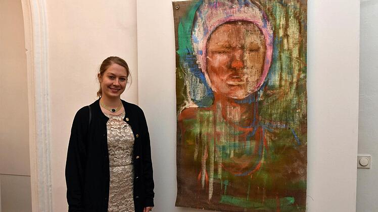 "Ich freue mich riesig über meine Nominierung", sagt Lisa Wölfel aus Haßfurt, die mit 27 Jahren die jüngste Bewerberin um den Kunstpreis des Landkreises Haßberge ist. Sie studiert derzeit freie Malerei bei Professor Thomas Hartmann an der Akademie der bildenden Künste Nürnberg. Über ihre Arbeiten sagte der Galerist Egon Stumpf: "Die Kraft des Ausdrucks der feinfühligen aber nicht feingliedrigen Arbeiten entsteht sicherlich aus der Kraft der Farbkombination, aber auch aus dem Zustand des gerad...
