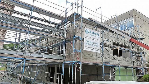 Die Arbeiten an der neuen Pausenhalle am MGF-Gymnasium gehen z&uuml;gig voran. In seiner gestrigen Sitzung vergab der Bauausschuss des Kreistages den Einbau einer K&uuml;che f&uuml;r 32 012 Euro.  Foto: Werner Rei&szlig;aus