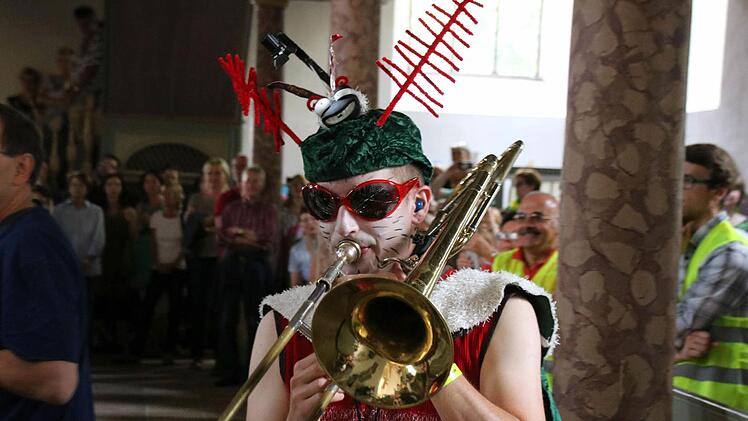Toller Auftritt: Die Quastenflosser werden bei ihrem Auftritt in der Heilig-Kreuz-Kirche von zahlreichen begeisterten Zuhörern gefeiert. Foto: Jochen Berger