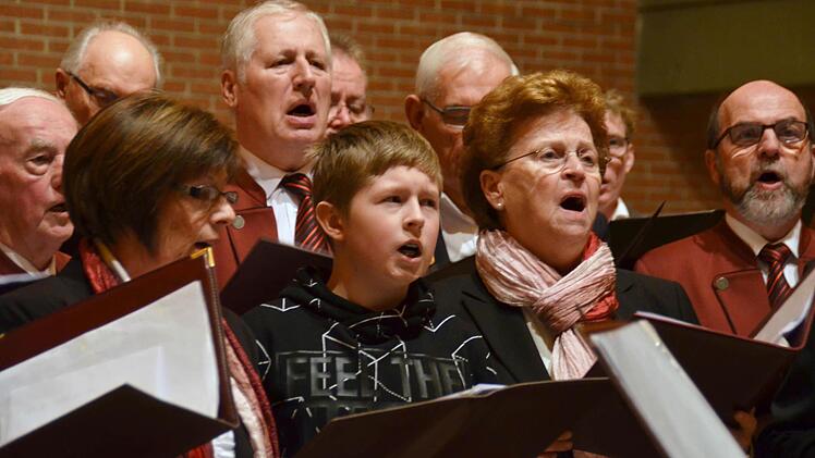 Jung und Alt singen hier gemeinsam "Stille Nacht".  Foto: Kathrin Kupka-Hahn