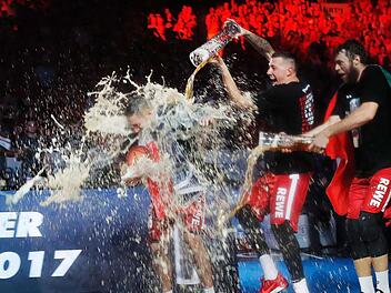 Bierdusche für Fabien Causeur von Daniel Theis und Nicolo Melli. Brose Bamberg ist zu neunten Mal deutscher Basketball-Meister.  Fotos: Daniel Löb