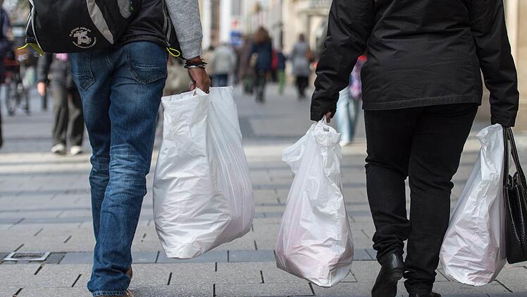Der Abschied von der kostenlosen Plastiktüte fiel vielen Verbrauchern weniger schwer als zunächst angenommen. Foto Matthias Balk/dpa