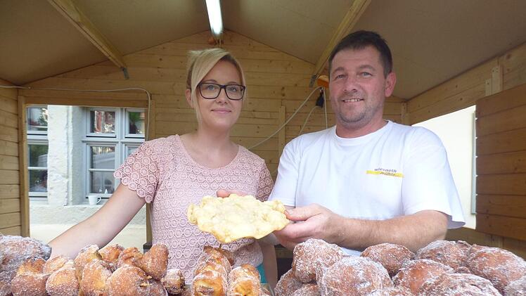 Tüchersfelds Bäckermeister Horst Müller und Bäckereifachverkäuferin Katharina Blank bieten Urädla, süße Spieße und Quarkkrapfen an. Foto: Thomas Weichert