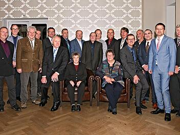 Zahlreiche Betriebsjubiläen und Verabschiedungen gab es bei GKN Sinter Metals & Forge Oprations GmbH (von links): Bernd Gerhard, Hubert Gerlach, Werner Ziegler, Rainer Halbleib, Rainer Kraus, Reinhold Haas, Karlheinz Janke, Ingeborg Reuter, Hans-Jürgen Manns, Alexander Eiler, Albert Vorndran, Eleonore Brust, Rudolf Klug, Josef Uebelacker, Arno Nüchter (Betriebsratsvorsitzender), Arno Reidelbach, Robert Machinek, Joachim Prölß (Geschäftsführer und Jubilar), Erhard Martin Es fehlen Guntram Bot...