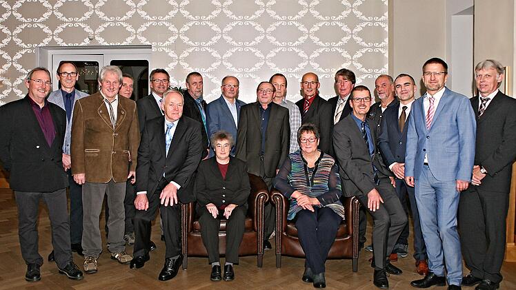 Zahlreiche Betriebsjubiläen und Verabschiedungen gab es bei GKN Sinter Metals & Forge Oprations GmbH (von links): Bernd Gerhard, Hubert Gerlach, Werner Ziegler, Rainer Halbleib, Rainer Kraus, Reinhold Haas, Karlheinz Janke, Ingeborg Reuter, Hans-Jürgen Manns, Alexander Eiler, Albert Vorndran, Eleonore Brust, Rudolf Klug, Josef Uebelacker, Arno Nüchter (Betriebsratsvorsitzender), Arno Reidelbach, Robert Machinek, Joachim Prölß (Geschäftsführer und Jubilar), Erhard Martin Es fehlen Guntram Bot...