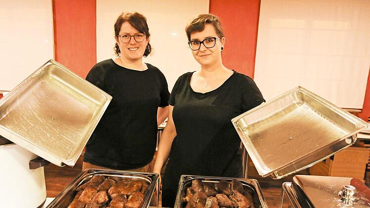 Carolin und Mira freuen sich auf die leckere Entenbrust.