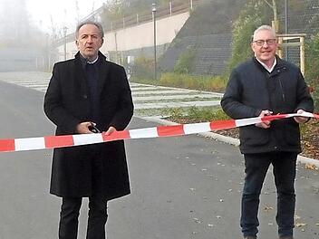 Bürgermeister Harald Hübner (rechts) und Architekt Karl-Heinz Greim durchschnitten das Absperrband. Foto: Horst Wunner