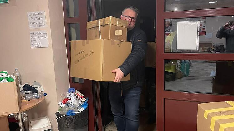 Einladen, ausladen: Trotz aller Hindernisse ist es Marc Benker und seinen Helfern gelungen, alle Spenden ans Ziel zu bringen.