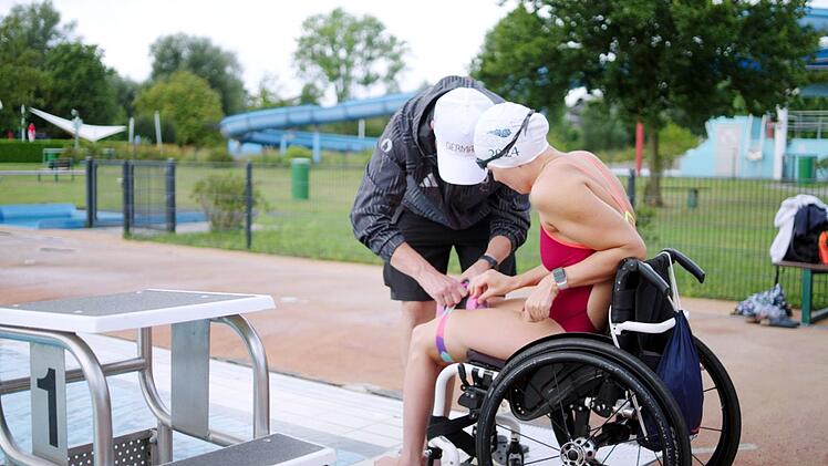 Schon kurz nach ihrem Unfall, seit dem sie im Rollstuhl sitzt, begann Tanja Scholz, wieder zu schwimmen und hart zu trainieren - mehrfach am Tag und unterstützt von Trainerinnen, Trainern und ihrem Mann Björn.