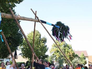 Knapp 45 Minuten brauchten die Neuhauser Kerwasburschen zum Aufstellen ihrer geschmüchten Fichte. Foto: Sonja Werner