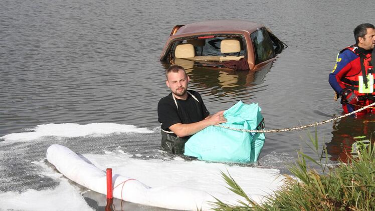 Mit speziellem Ölbinder wurde auf dem Wasser gearbeitet. Foto: Michael Busch