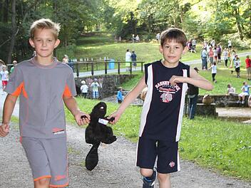 Biber "Billy" muss mit: Valerij (rechts) und Florian tragen das Maskottchen der 4. Klasse. Foto: Ulrike Müller