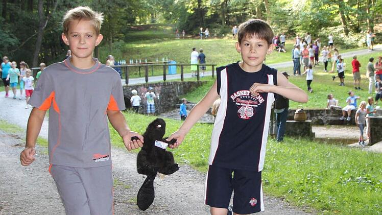 Biber "Billy" muss mit: Valerij (rechts) und Florian tragen das Maskottchen der 4. Klasse. Foto: Ulrike Müller