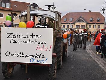 Eine Gruppe machte auf das Zahlbacher Feuerwehrhaus aufmerksam. Foto: Kathrtin Kupka-Hahn