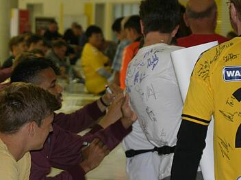 Großer Andrang herrschte bereits zwei Stunden vor Spielbeginn bei der Autogrammstunde in der HUK-Arena. Foto: Iris Bilek