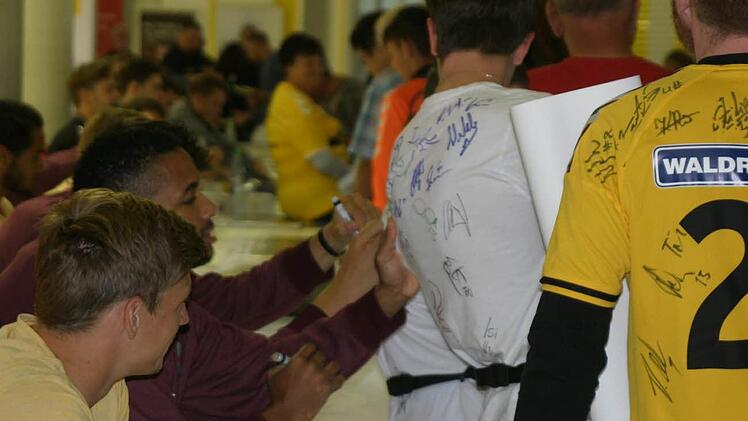 Großer Andrang herrschte bereits zwei Stunden vor Spielbeginn bei der Autogrammstunde in der HUK-Arena. Foto: Iris Bilek