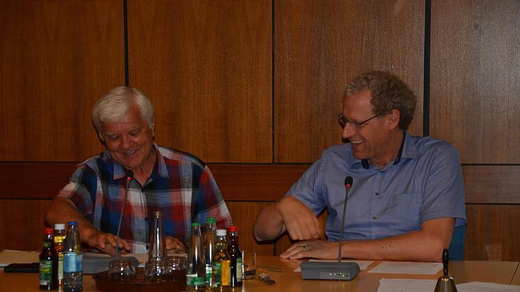 Bürgermeister German Hacker (rechts) mit Bauamtsleiter Gerhard Merkel in der Abschiedssitzung am Montagabend. Oftmals ging es in den Sitzungen fröhlich zu.