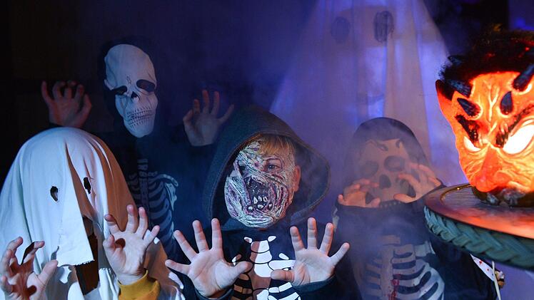 An Halloween verkleiden sich viele Kinder als Geister, Gespenster oder Hexen. Foto: Arne Dedert/dpa