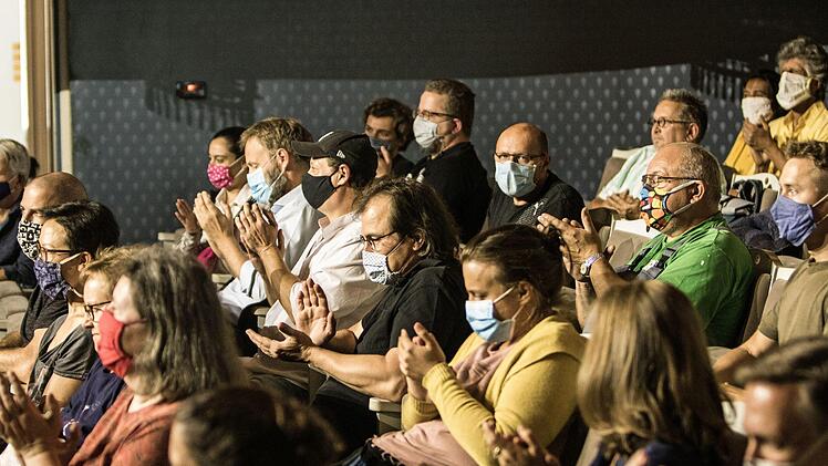 Applaus vom Ensemble gab es auch für die klaren Worte des Intendanten zur Situation der Kultur in Corona-Zeiten.Foto: Jochen Berger