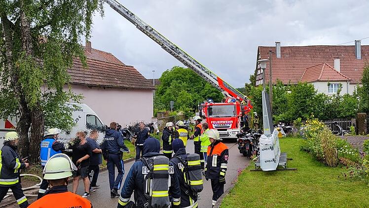 Am Freitagnachmittag (09.07.2021) sorgte der Brand einer Kfz-Werkstatt im Büchenbacher Gemeindeteil Tennenlohe (Lkrs. Roth) für einen Großeinsatz von Feuerwehr, Rettungsdienst und Polizei. Es entstand immenser Sachschaden.